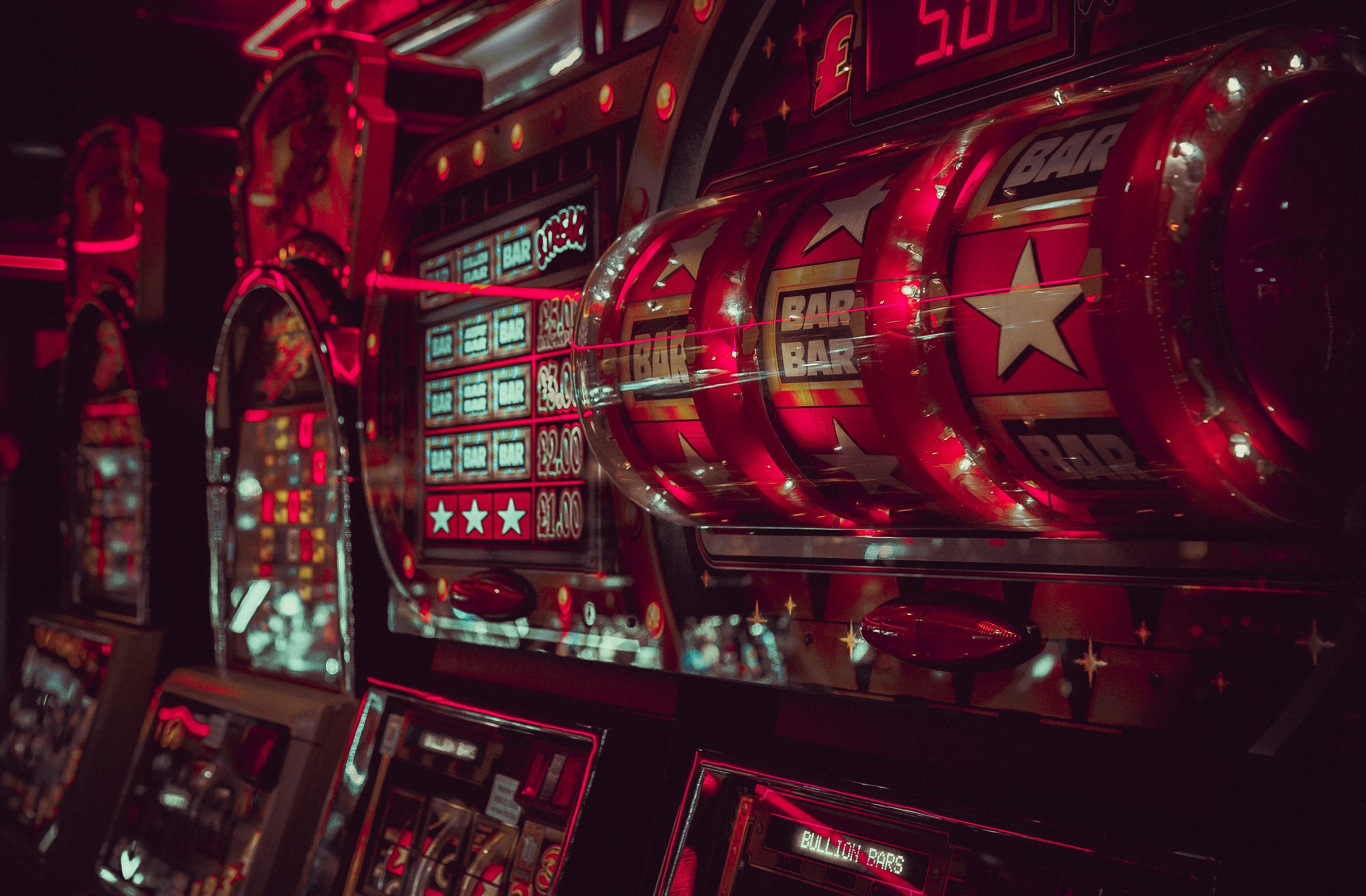 877 Live Casino Mobile APP — Myanmar ကစားသမားများ Smartphone ဖြင့် Live Baccarat Dragon Tiger ကစားနေသောမြင်ကွင်း